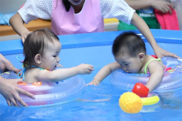 三瑟海婴儿游泳水育早教